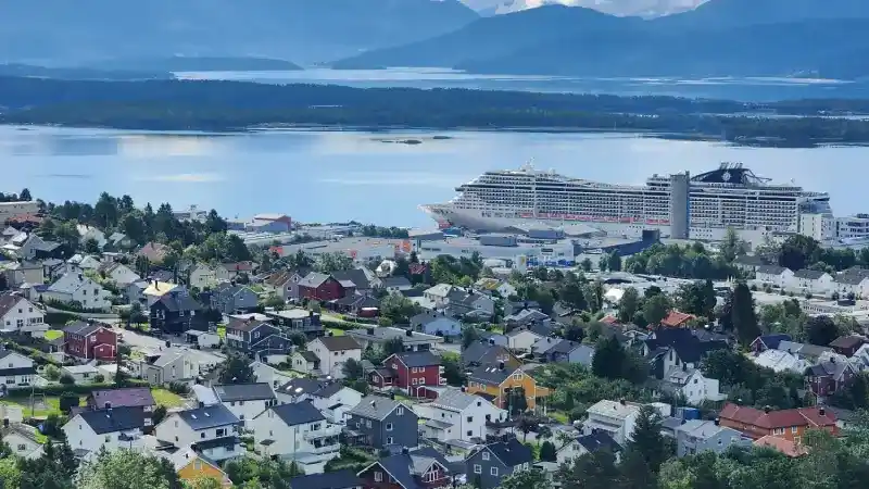 Picture of cruise ship in Norwegian harbor 